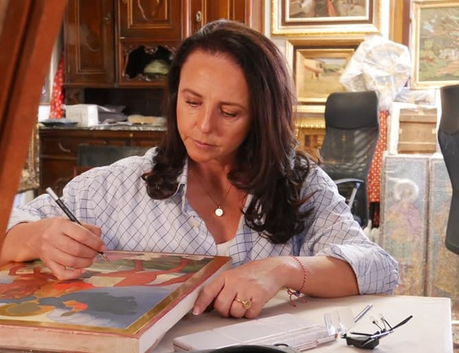 Lili Vladimirova risuva ikoni s 22-karatovo zlato - material na v. 24 chasa